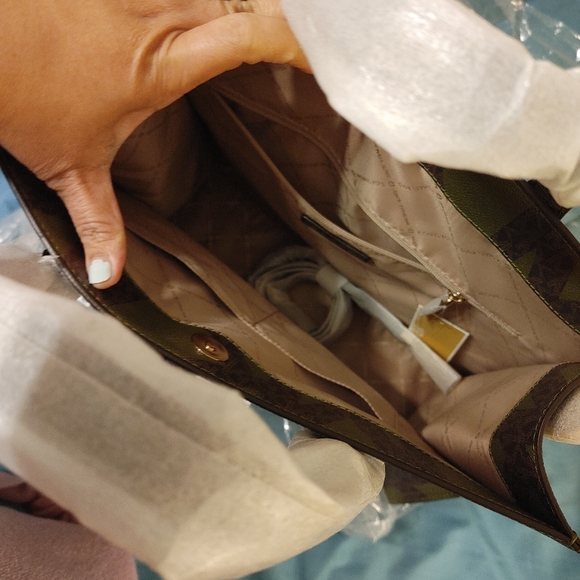 MK kenley Tote/Sold - Picture 2 of 3